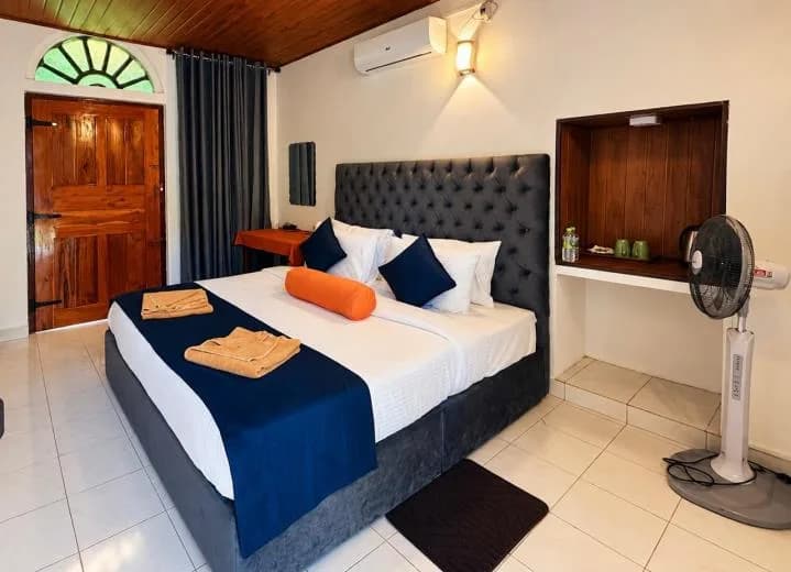 Deluxe double bed with balcony, alternate view