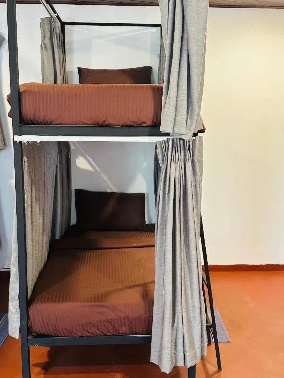 6-bed mixed dorm, alternate view